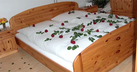 für Hochzeitspaare schmücken wir gerne die Zimmer mit Rosen