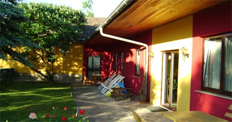 Die ebenerdige Ferienwohnung ist neben dem Wirtschaftsgebäude mit abgeschlossenem Garten.
