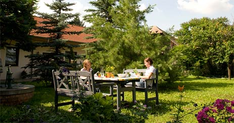 Der Garten unserer Ferienwohnung kann als Spiel- und Liegewiese genützt werden.