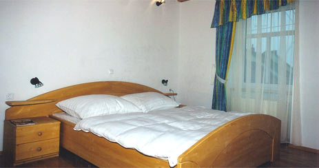 die gemütlichen Gästezimmer mit alter Stuck- oder Holzdecke