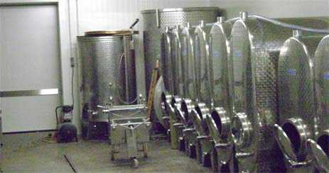im Weintanklager lagern die fertigen Weinsorten bis sie in Flaschen abgefüllt werden